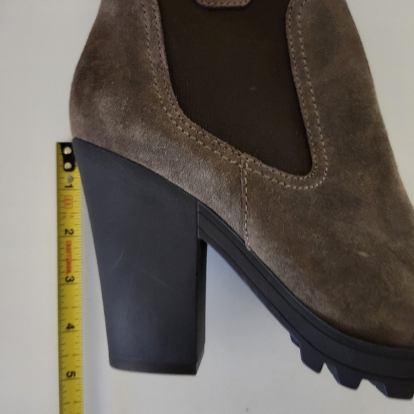 Guess Women's Heeled Chunky Chelsea Boots Size 9.5 Taupe Suede - Picture 10 of 10